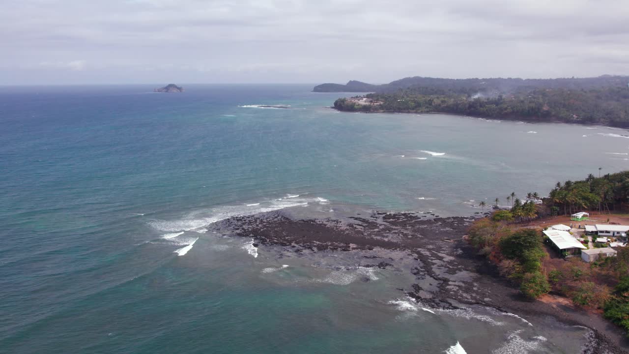 Spiaggia tropicale panoramica con palme e rocce laviche a São Tomé e Príncipe