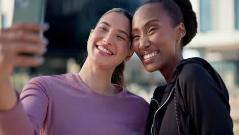 Happy-woman,-friends-and-city-for-selfie