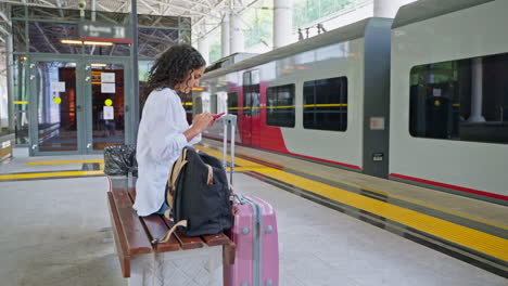 mujer esperando un tren en la estación