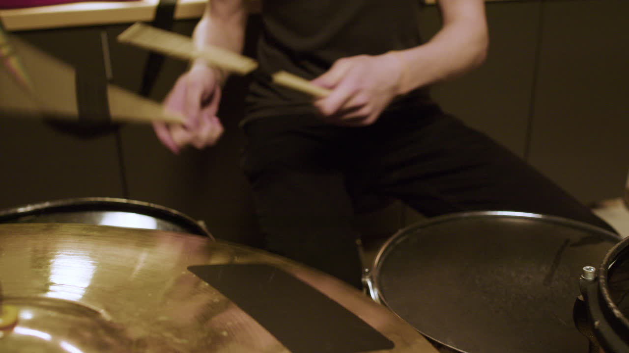 스튜디오에 있는 알아볼 수 없는 음악가