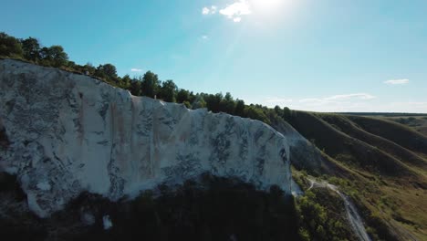 malerischer blick auf die klippe mit einer wandererin