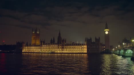 night view of the houses of parliament and big ben in london
