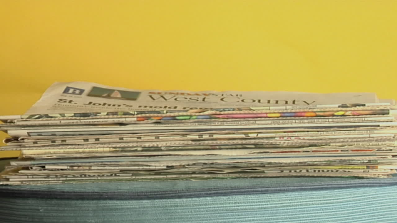 시간 경과에 신문이 탁자 위에 쌓여 있다