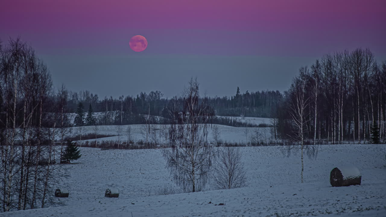 Time-lapse della luna in rapido movimento in un cielo invernale
