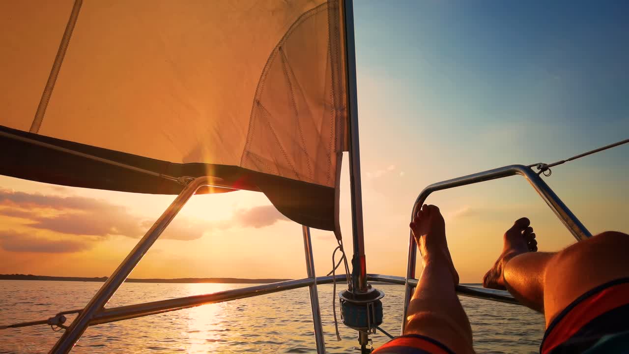 primer plano relajado viajero hombre piernas en lancha motora en hermosa isla y montaña concepto despreocupado