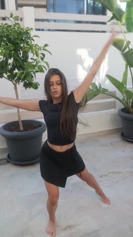 una mujer joven haciendo gimnasia con una pelota.