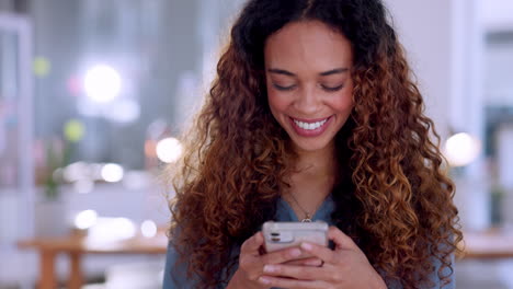 Mujer-Feliz,-Teléfono-Y-Oficina-Escribiendo