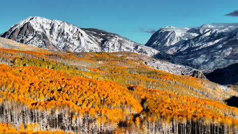 Kebler-Pass,-Filmische-Luftaufnahme,-Drohne,-Morgenlicht,-Crested-Butte,-Gunnison,-Colorado,-Jahreszeiten,-Absturz,-Früher-Herbst,-Espe,-Rot,-Gelb,-Orange,-Wald,-Winter,-Erster-Schnee,-Felsige-Berggipfel,-Kreis,-Rechte-Bewegung