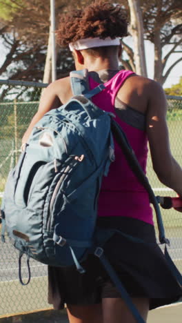 video de atrás de diversas jugadoras de tenis sosteniendo una raqueta, caminando y hablando