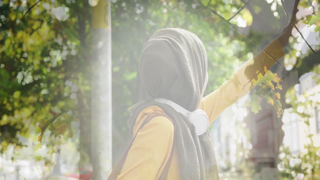 히자브를 입은 아시아 여성이 도시 풍경 위에서 택시를 잡는 애니메이션