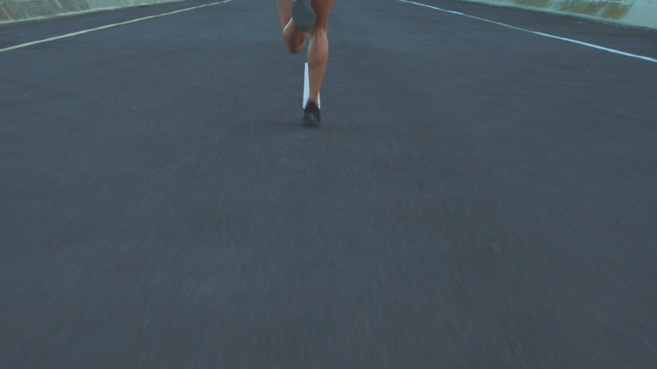 도로에서 달리는 사람