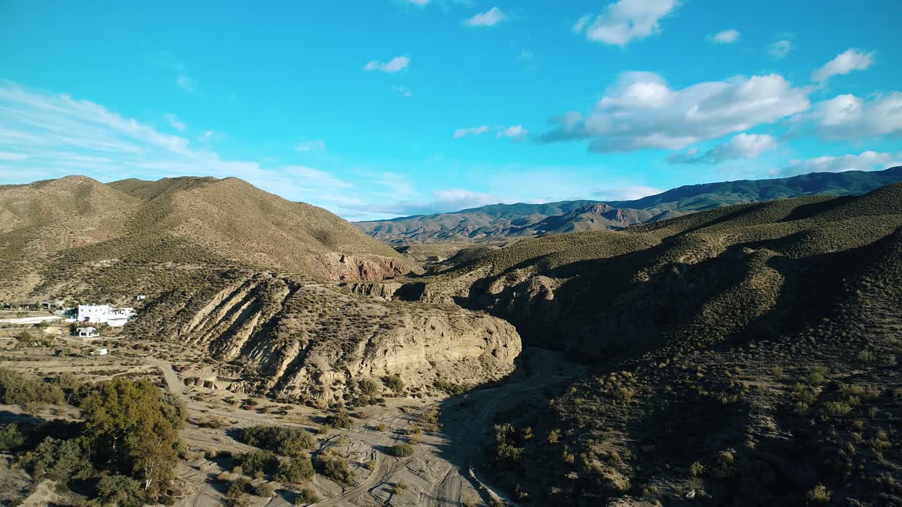 Vista aerea di un paesaggio desertico arido con montagne e letto di fiume asciutto