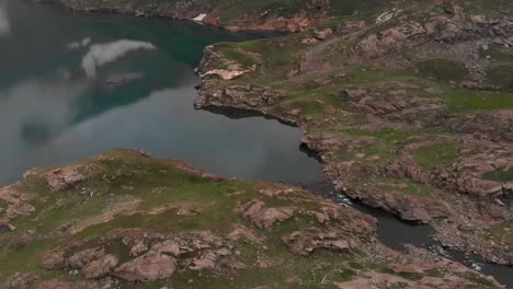 Drone-Toma-Una-Toma-Aérea-Del-Lago-Patlian,-Que-Es-Un-Hermoso-Lago-En-Cachemira-Ubicado-En-Las-Alturas-Del-Pueblo-De-Lawat-Del-Valle-De-Neelam