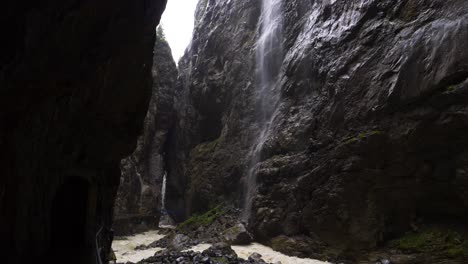 El-Cañón-Glaciar-Más-Grande-Con-Un-Río-Caudaloso-Y-Una-Cascada-Alta