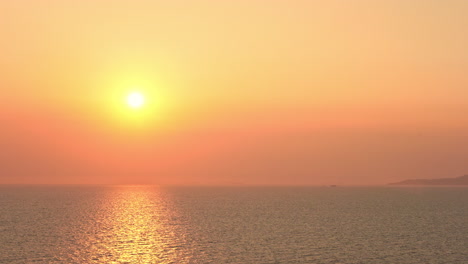 Abendsonne-über-Ruhigem-Tropischem-Meerwasser-Und-Endloser-Skyline,-Statische-Vollbildaufnahme