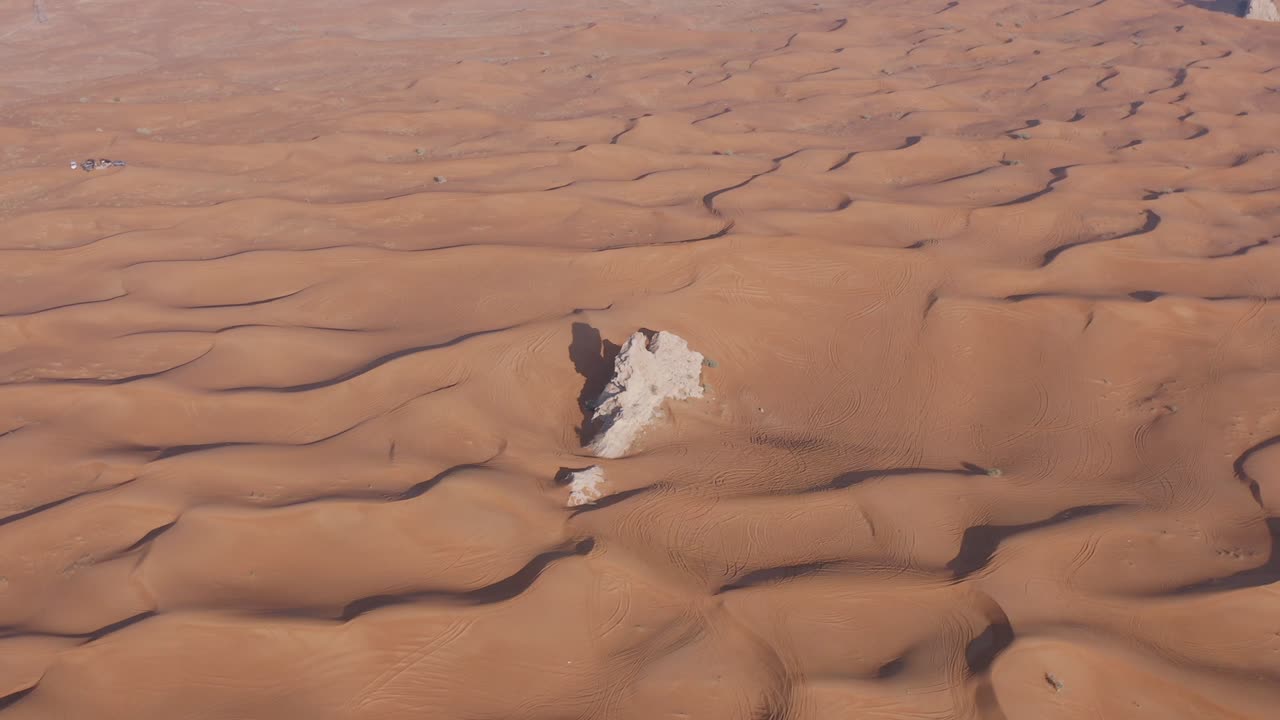 4k 드론 영상, 모래 파동과 함께 mleiha 사막의 화석 암석 고원의 공중 광경, 아랍에미리트의 모래 언덕 사막의 스핑크스의 지질적 풍경, 드론 비디오