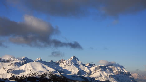 Lapso-De-Tiempo-Que-Muestra-Nubes-Moviéndose-Sobre-La-Montaña-De-Pointe-Percée-En-Los-Alpes-Franceses-En-Invierno-Con-Luz-Nocturna