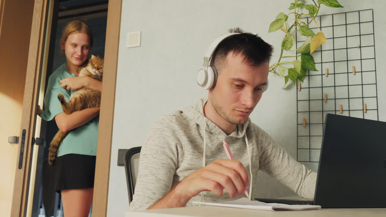 mujer y hombre estudiando en casa