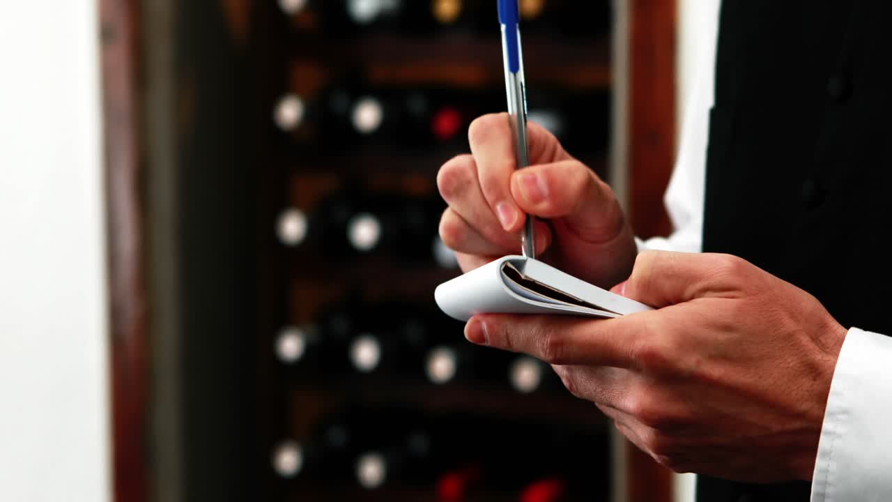 camarero masculino escribiendo pedidos en el restaurante 4k