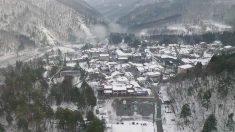 Tranquilo-Paisaje-Urbano-Con-Montañas-De-Coníferas-En-El-Fondo-Durante-El-Invierno-En-Okuhida-Hirayu,-Gifu-Japón