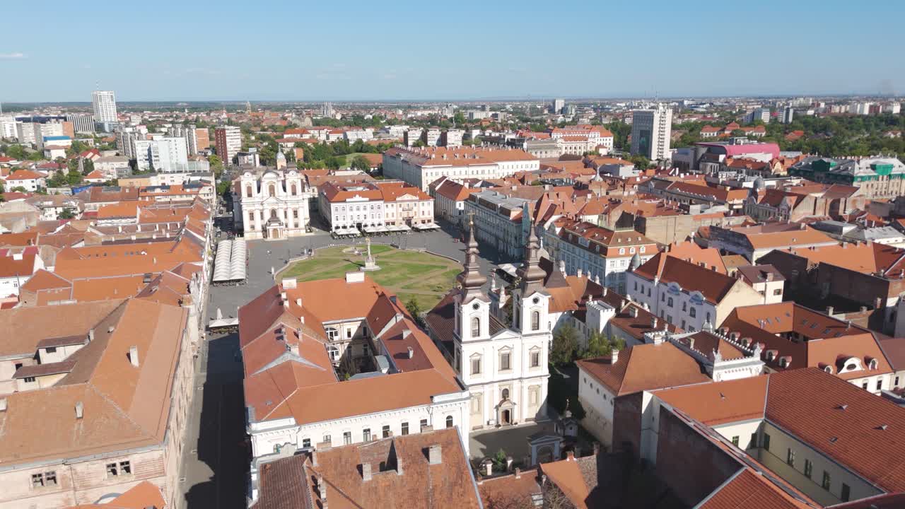 Vista aerea panoramica con drone di Piazza Unirii a Timișoara, con l'iconica Cattedrale ortodossa serba e l'architettura barocca circostante