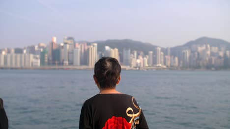 mujer con vistas al puerto de victoria