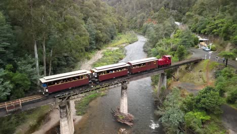 sistema ferroviario de tren de vapor gippsland sobre el río thompson