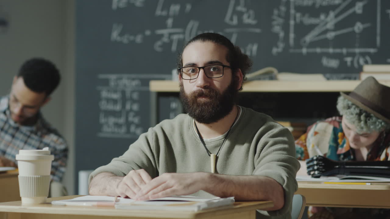 Studente con barba e occhiali in un'aula