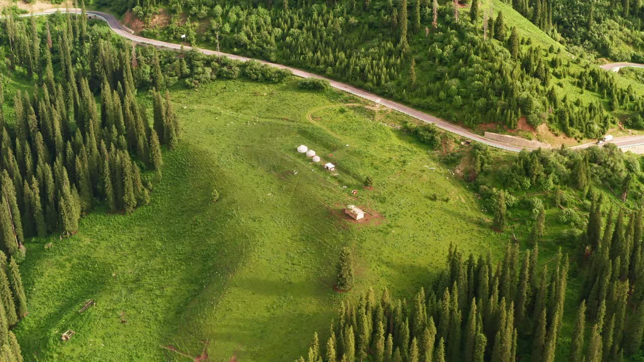 el paisaje de las montañas duku.