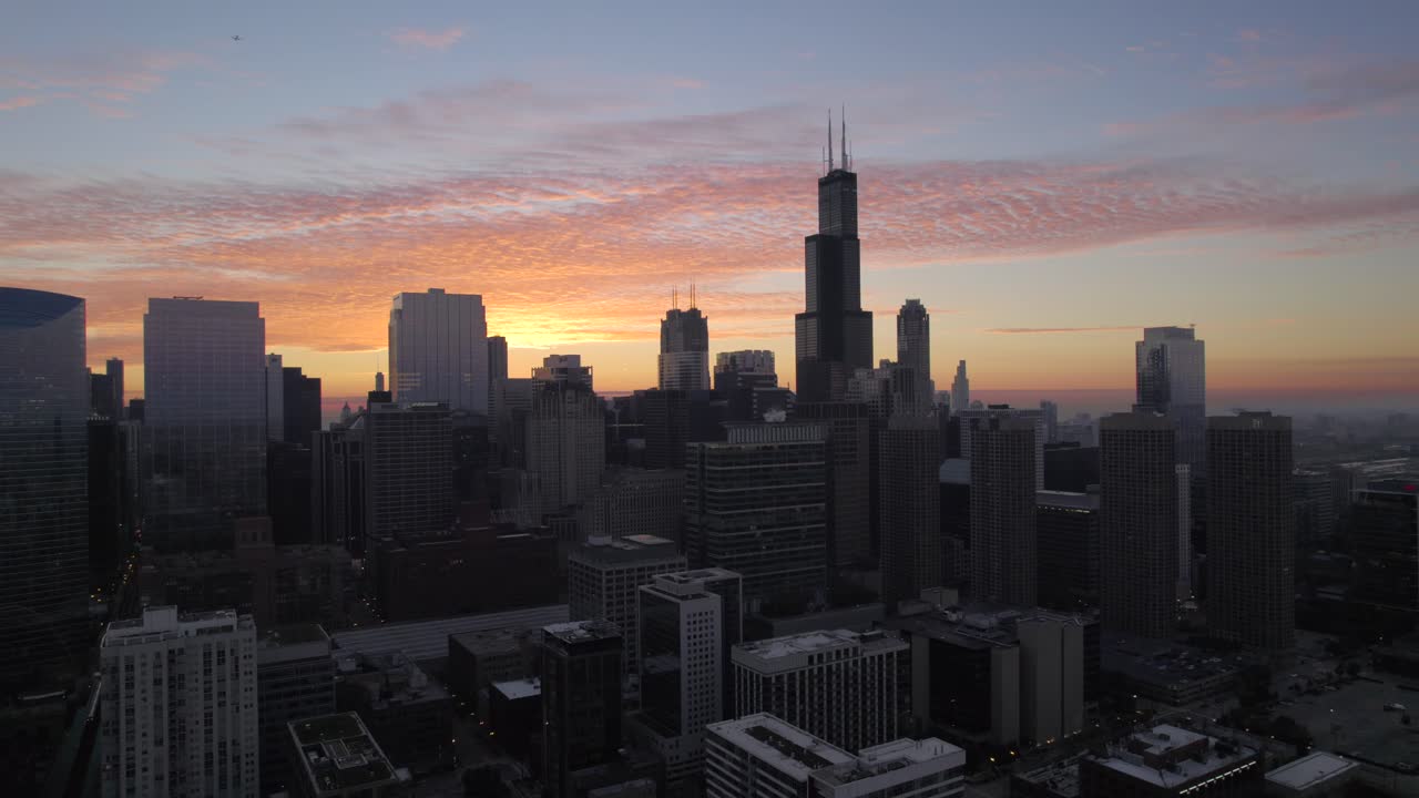 drone volando sobre el horizonte de chicago