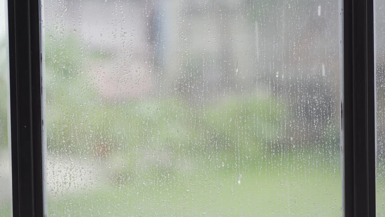 떨어지는 하늘에서 떨어지는 비의 고품질 4k 비디오, 유리 창문에서 천천히 가까운 거리에서 볼 수, 계절의 낮 비.