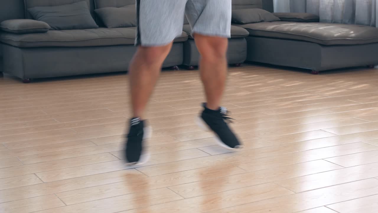 hombre saltando la cuerda en casa