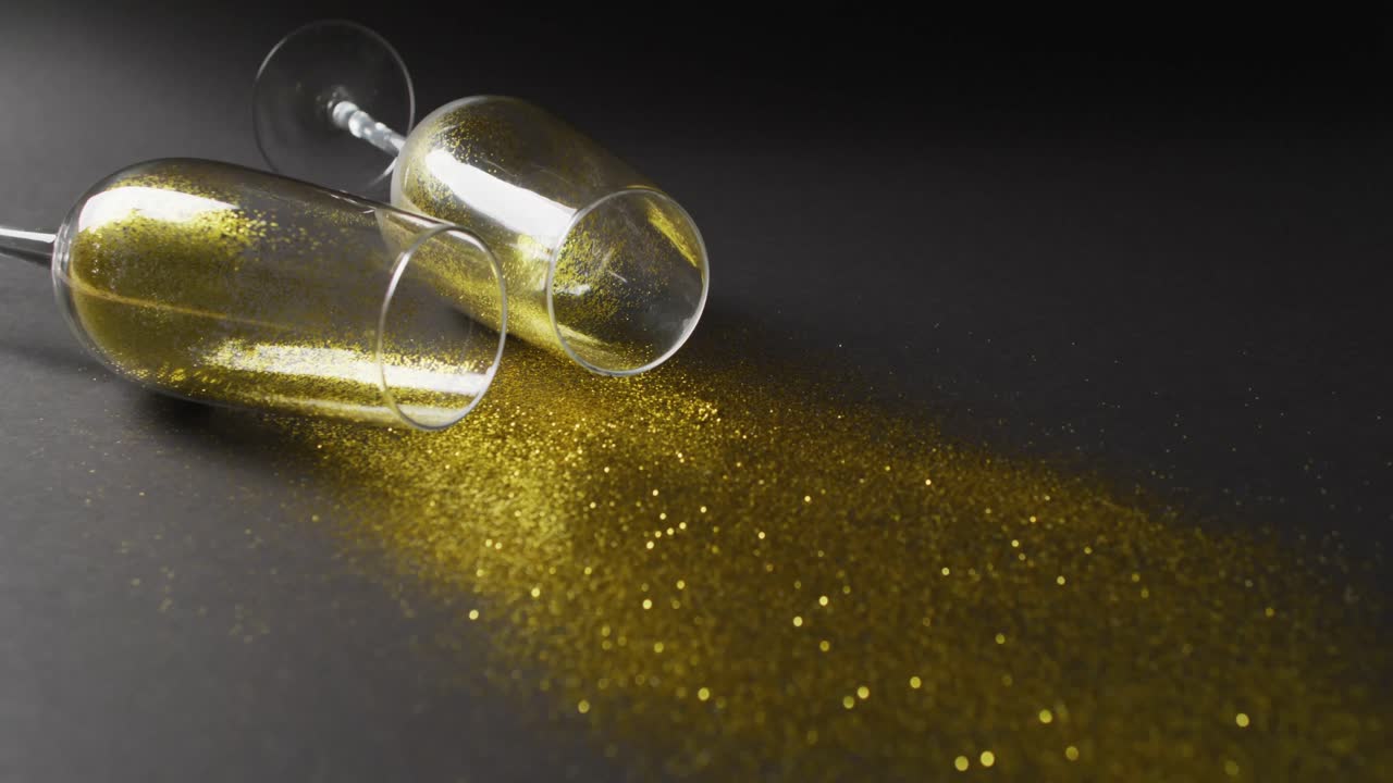 검은색 바탕에 황금색 반 ⁇ 이는 두 개의  ⁇ 페인 글래스의 비디오