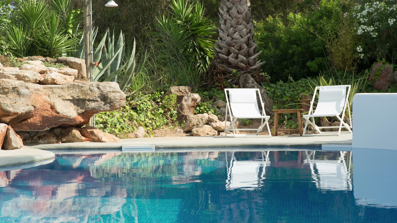 schwimmbad umgeben von einem paradiesgarten