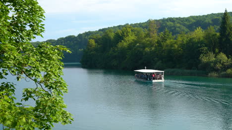 Los-Turistas-Viajan-En-Barco-En-Los-Lagos-De-Plitvice,-Croacia.