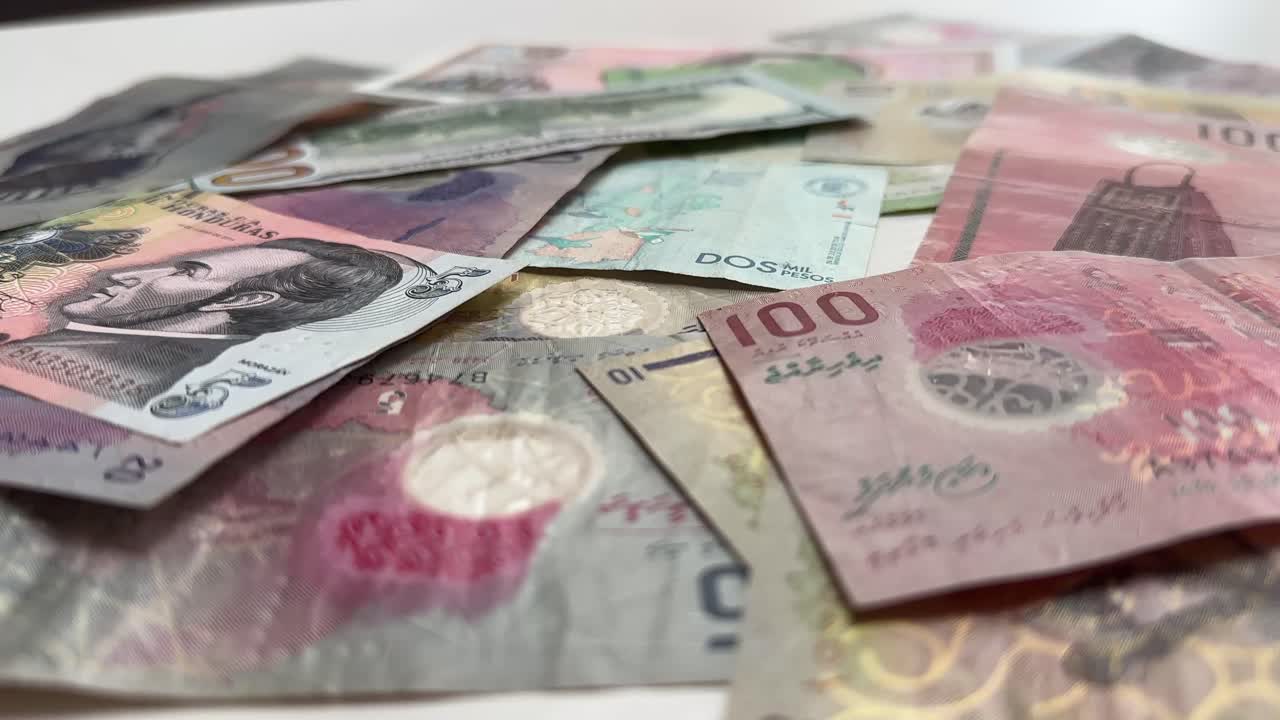Tumpukan mata uang acak dari seluruh dunia Dolar AS uang tunai tagihan perdagangan ekonomi uang