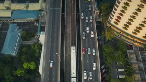 Zug-überquert-Taxibrücke