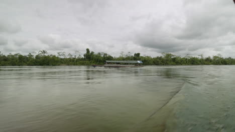 Velocidades-Del-Barco-De-Pasajeros-Del-Río-Amazonas-Por