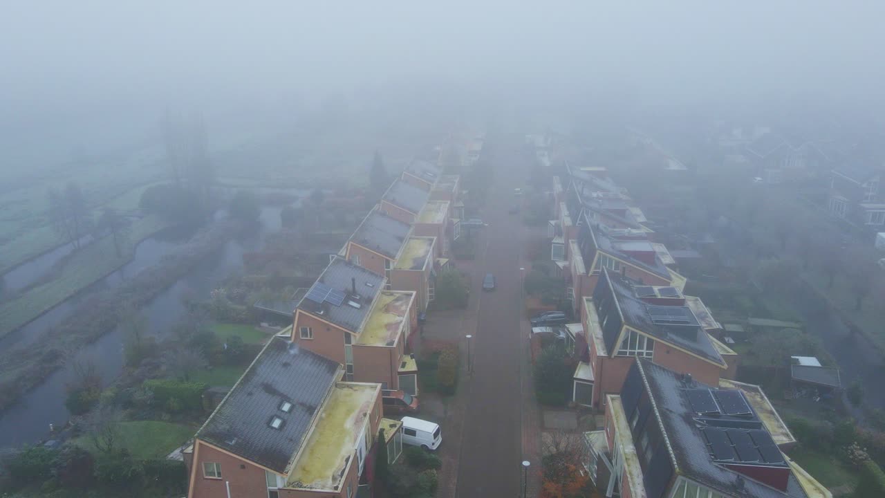 안개로 인 아름다운 거리의 공중 사진 - 뒤로 날아다니는 드론