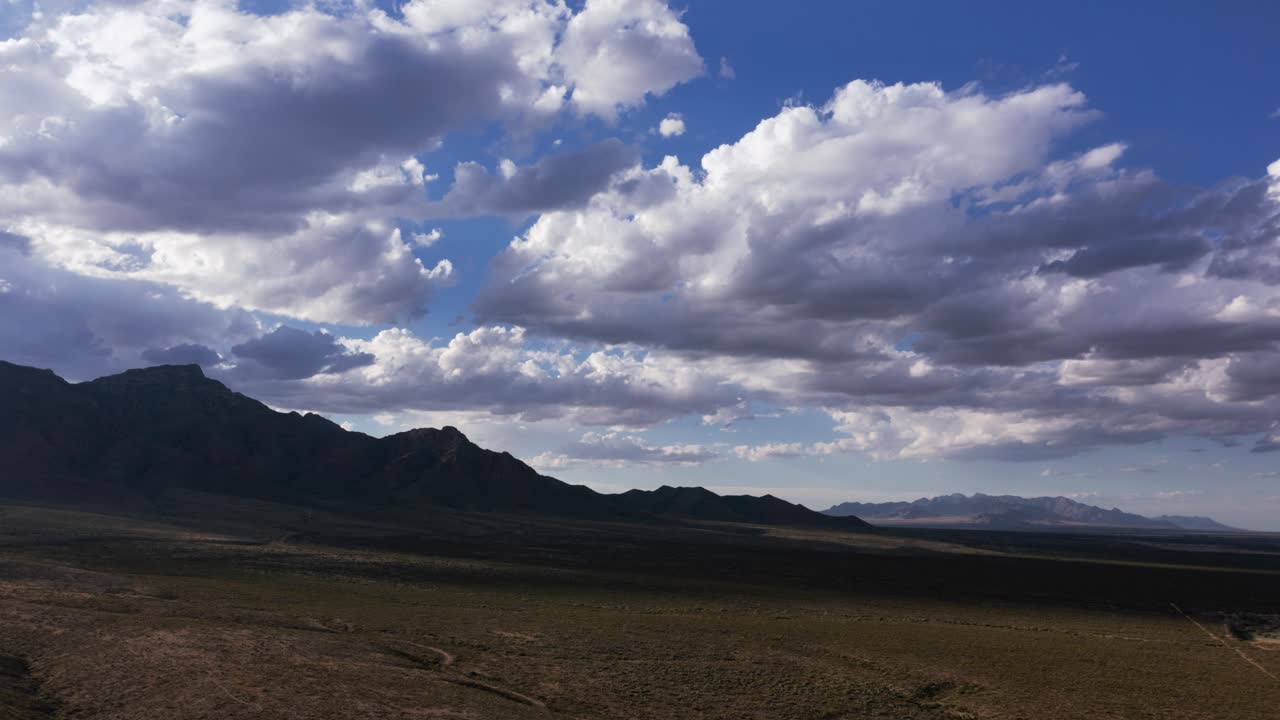 nubes aéreas del desierto que pasan por el paso texas hiperlapso 4k
