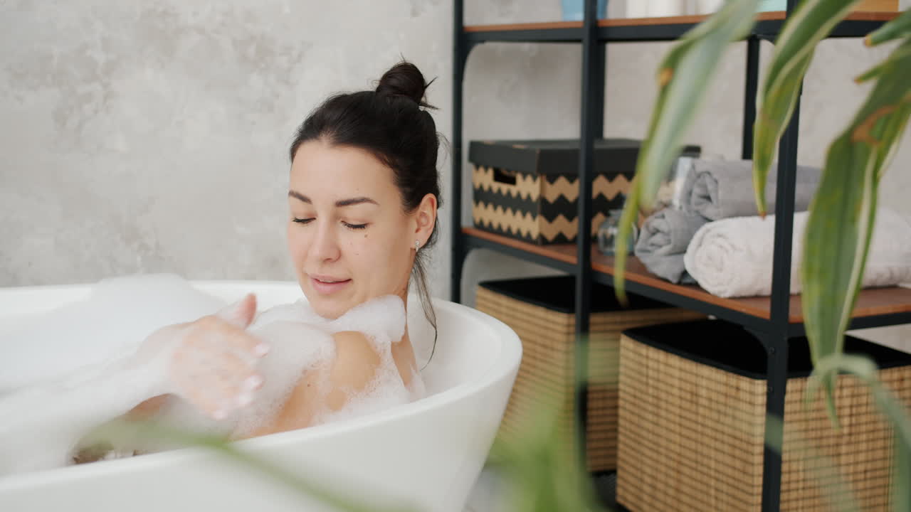 거품 욕조 에서 휴식을 취 하는 여자