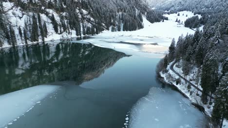 Obersee-Glarus-Schweiz-Wunderschöner-Wintersee-Am-Fuße-Des-Berges