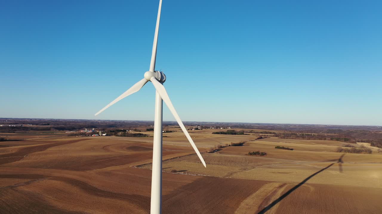 turbina eolica sopra terreni agricoli