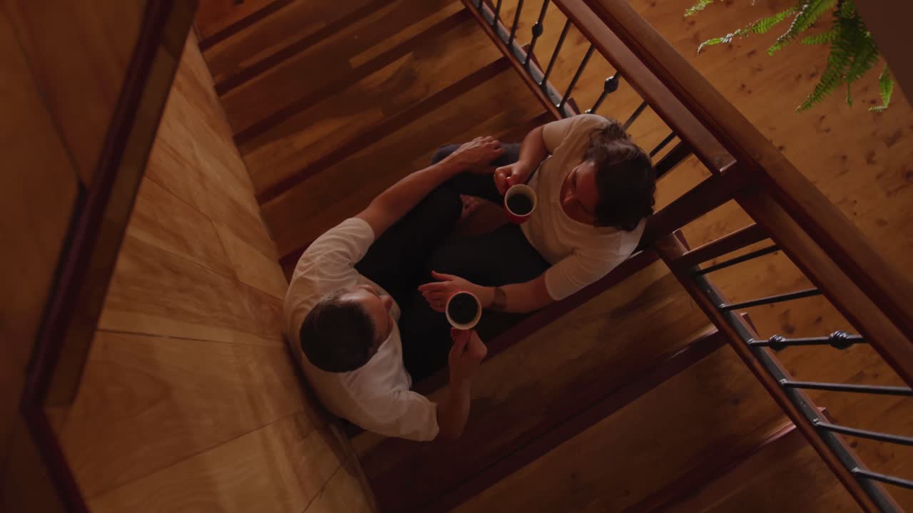 pareja en casa juntos en las escaleras