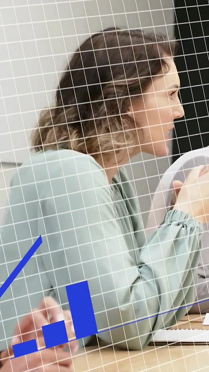 Video verticale: Una donna si sporge, usa una penna verde dopo aver toccato, spiegando un grafico aziendale in sovrimpressione.