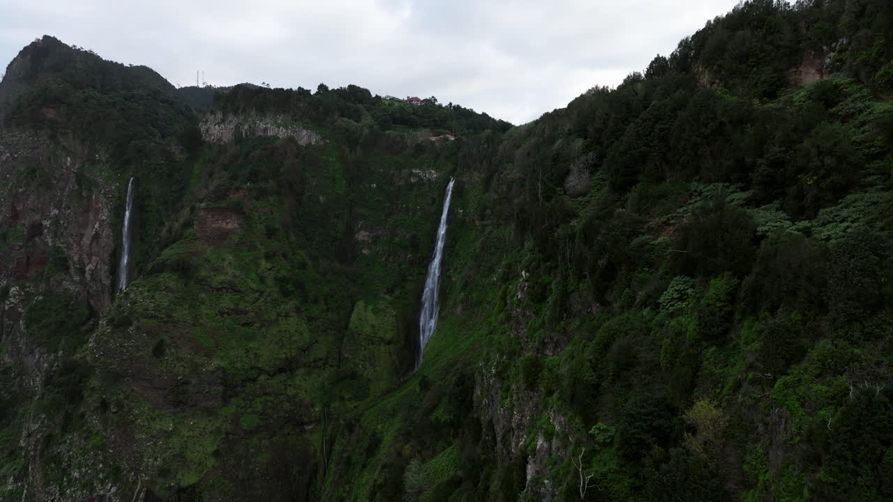 Maestosa montagna con cascata nascosta nella Riserva Naturale di Rocha do Navio a Santana, Isola di Madeira, Portogallo