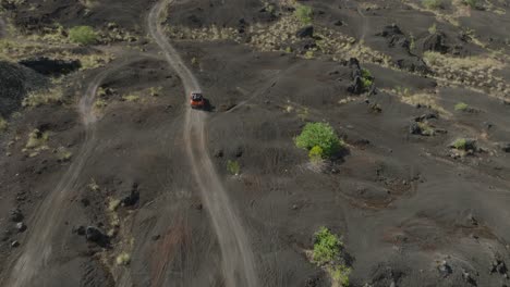 Recorrido-En-Jeep-Por-El-Famoso-Campo-De-Arena-Negra-Debajo-Del-Monte-Batur-En-Bali,-Aéreo