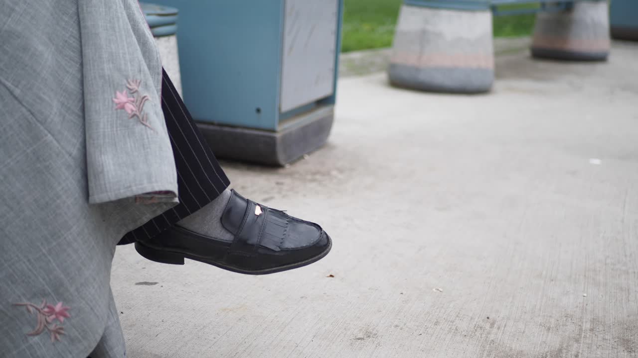 공원 벤치에 앉아 있는 여자