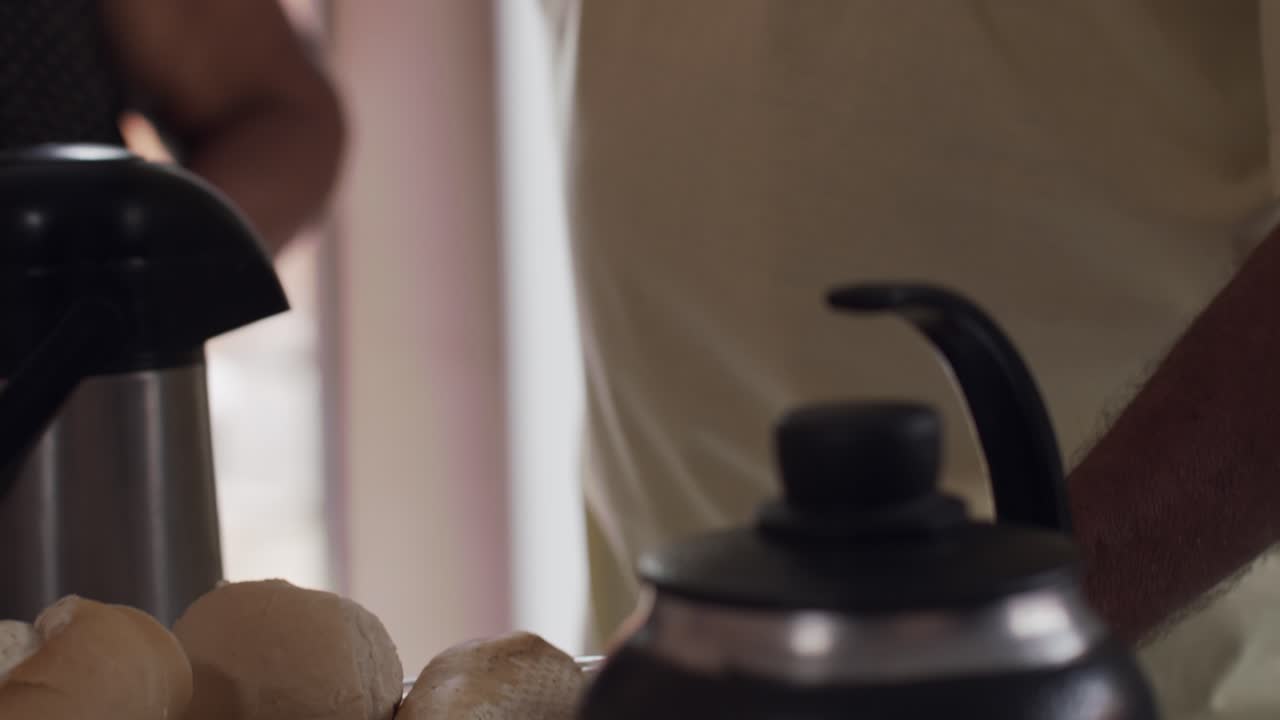 롤빵과 뜨거운 커피 한 주전자와 함께 테이블에 풍성한 아침 식사를 위한 테이블 세팅