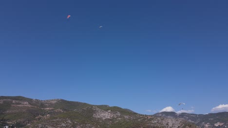 Vista-De-Parapente-Deslizándose-En-Alta-Montaña